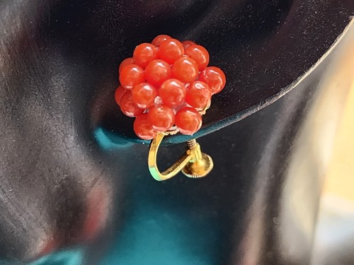 VINTAGE 18K YELLOW GOLD NATURAL CORAL CLUSTER SCREW BACK EARRINGS - Picture 12 of 14