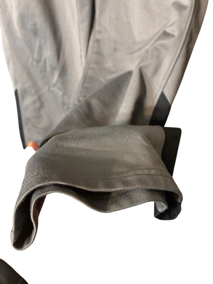 Pantalones deportivos sueltos grises grandes UA para jóvenes Foto 3 de 4