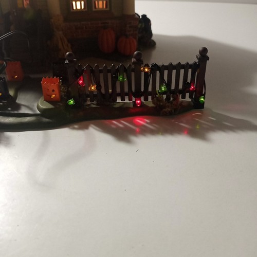 Casa de pueblo de nieve de Halloween Dept 56 - Juego de regalo 1031 Trick or Treat Drive - Imagen 18 de 19