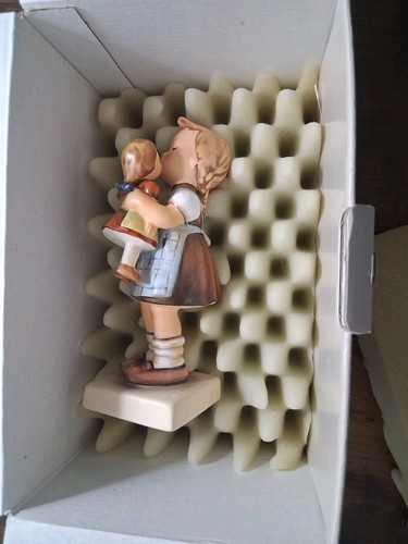 Figurina Goebel Kiss Me Hummel 6" bambina con baby doll #311 con etichetta e scatola LEGGI - Foto 7 di 13
