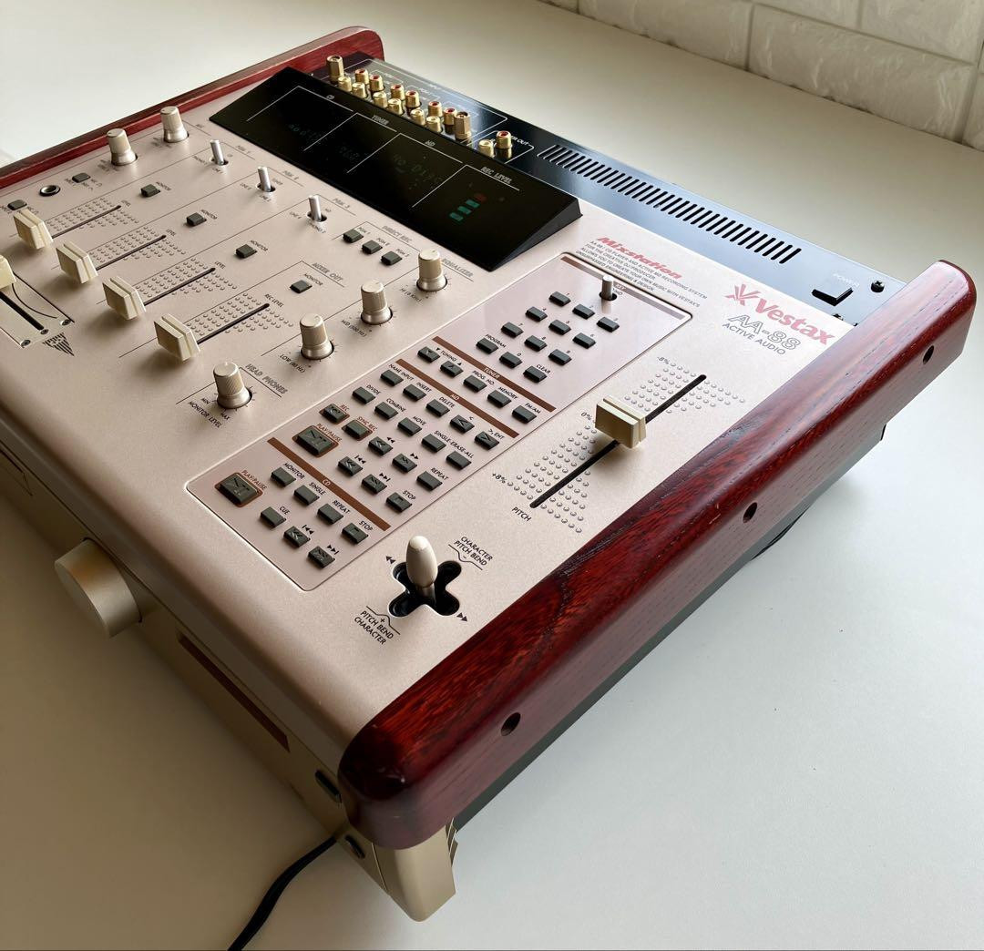 Cool old vintage DJ station 👍🇯🇵 What do you think? Vestax
