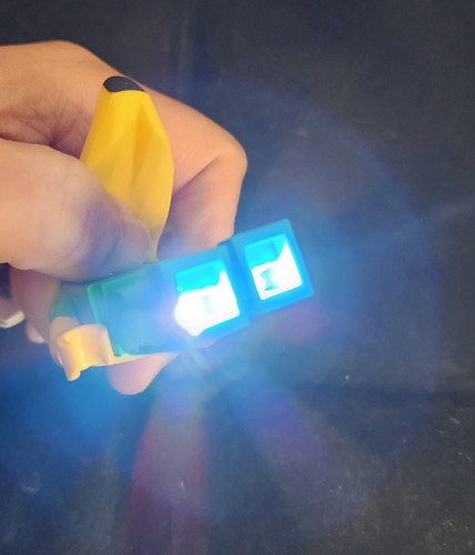 LEGO Banana Guy Keychain LED LIGHT 3 Inch Tall Figure KE118H BRAND NEW - Picture 10 of 11