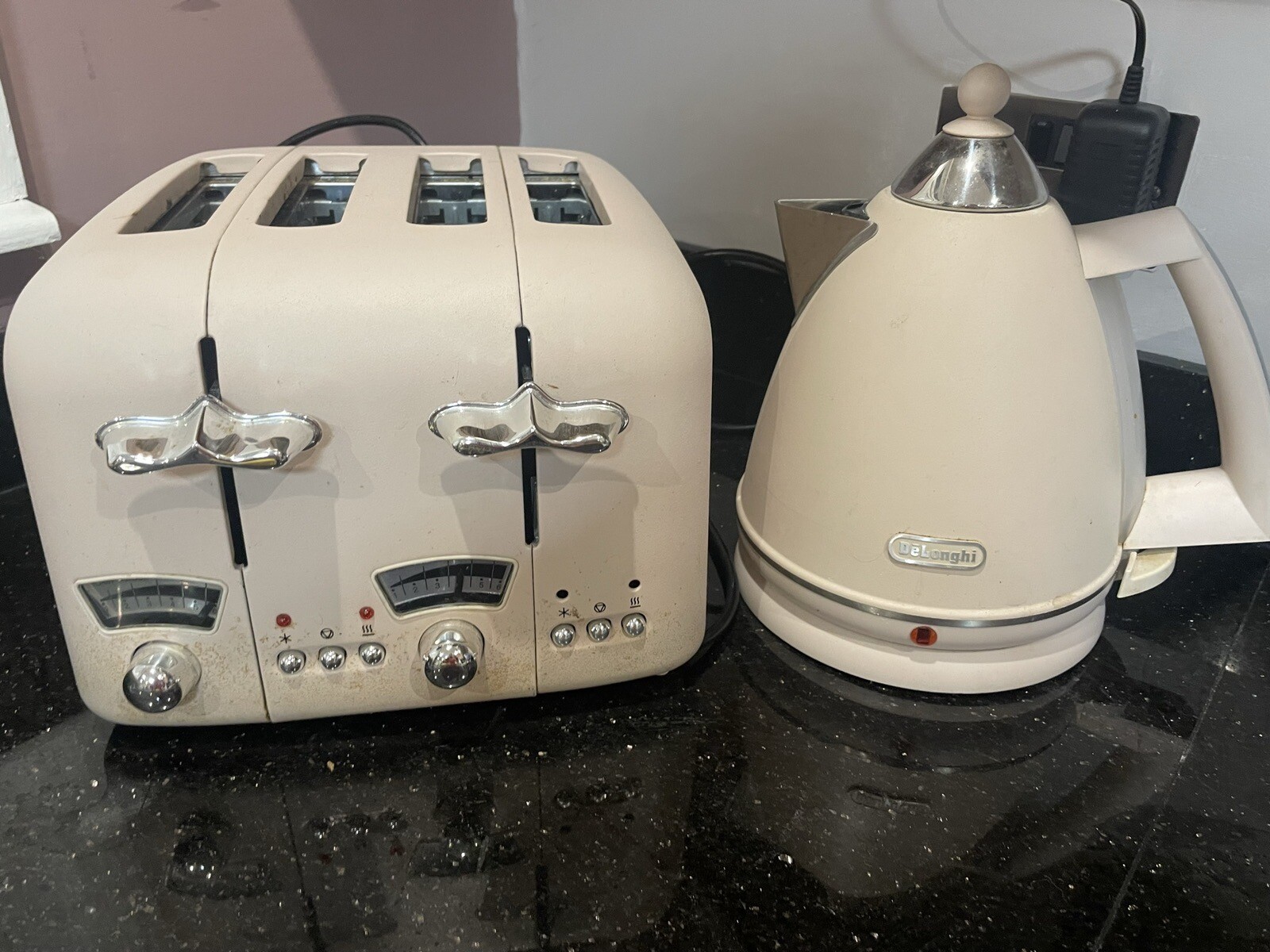 DeLonghi Argento Flora Jug Kettle and 4 Slice Toaster Set Stainless