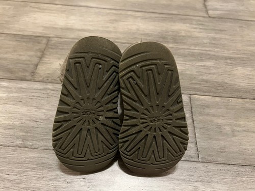 Girls Gray Ugg Boots Size 9 Toddler - Picture 5 of 8