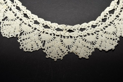 Antiguo collar de ganchillo vintage blanco cremoso diseño abanico borde festoneado - Imagen 6 de 6