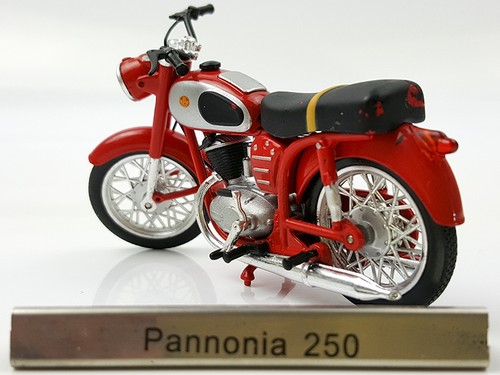 1/24 Atlas Pannonia 250 Red motorcycle model - Picture 4 of 4