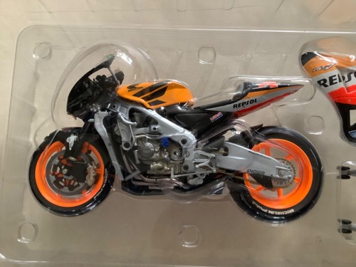 MINICHAMPS 1:12 HONDA RC211V – REPSOL HONDA ALEXANDER BARROS MOTOGP 2004 041004 - Picture 8 of 19