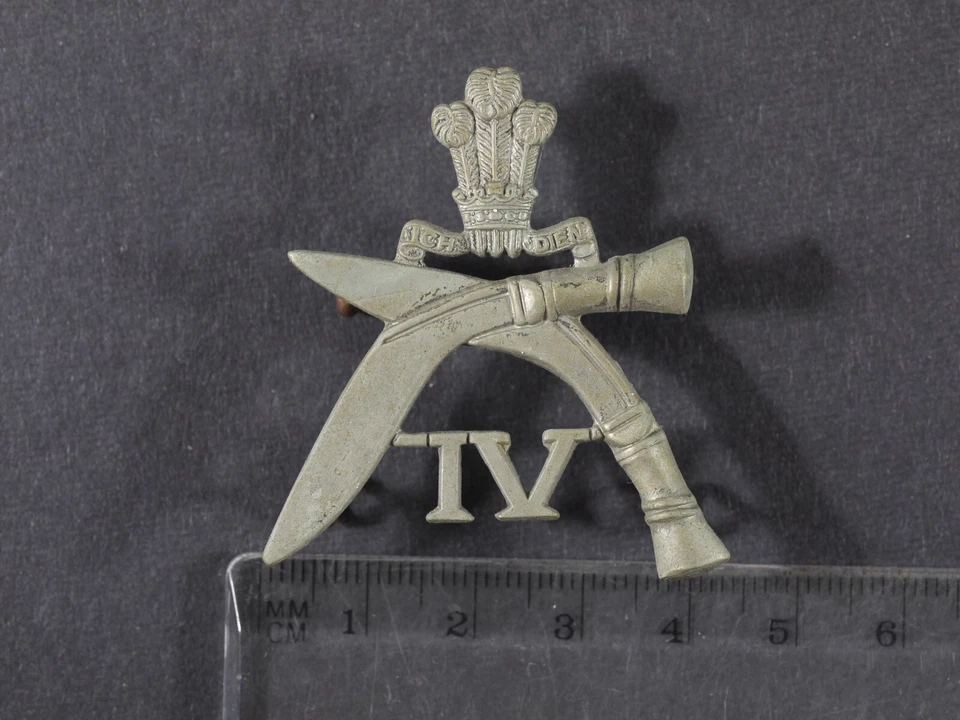 Vintage 1970's 4th Prince of Wales Own Gurkha Rifles Hat Badge - Image 3 of 3