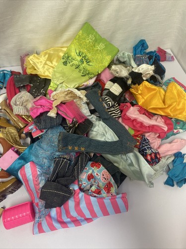 Grande lotto di vestiti, scarpe e accessori vintage per bambole Barbie/Bratz - Foto 6 di 7