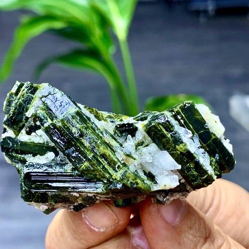 Esemplare minerale a grappolo cristallo di quarzo tormalina verde naturale 66G - Foto 7 di 23