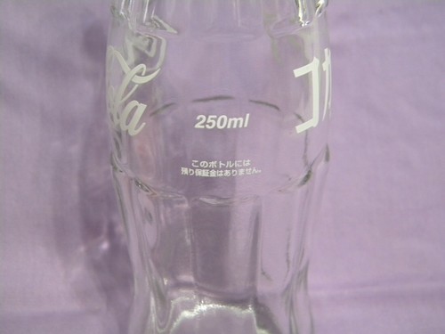 Caja y botella de Coca Cola Japón 250 ml (vacía) sin graffiti figura Oldies - Imagen 7 de 9