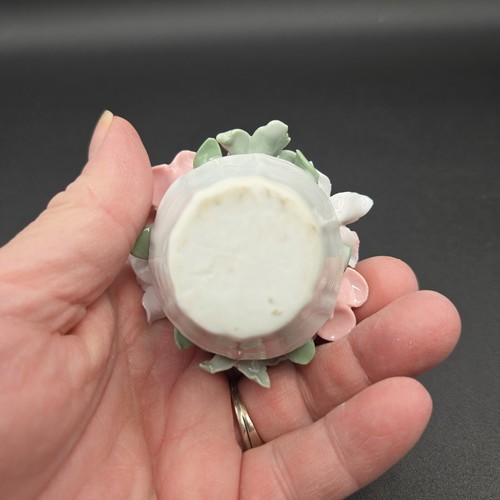 Ramo de porcelana decorativa miniatura cesta de flores arte 3" de alto vintage - Imagen 7 de 10