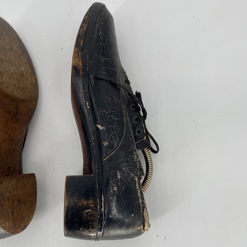 Zapatos antiguos de madera Spalding y cuero negro - Imagen 5 de 14