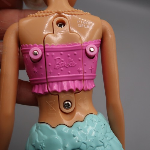 Barbie Sirena Púrpura Muñeca Cola Iluminada y Muñeca Patrón con Pelo Púrpura Lote - Imagen 5 de 9