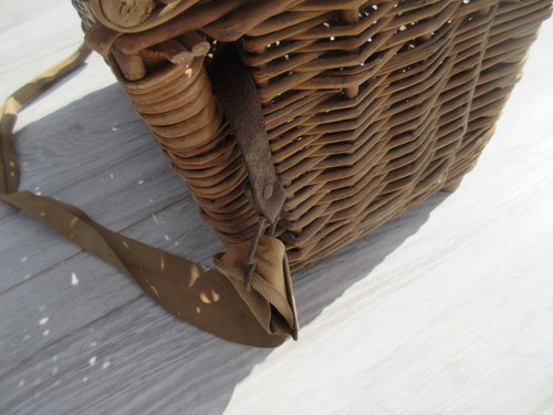 Vintage old wicker fishing basket creel box - Picture 4 of 10