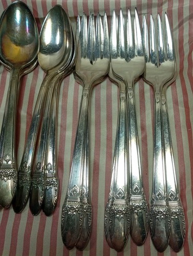 (FIRST LOVE) 1847 ROGERS BROS. 48 PIECE SILVERPLATED- SERVICE FOR 8 - Picture 10 of 16