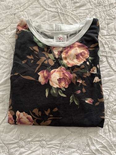 Women’s Black Coral Rose Floral Gray Top W/ POCKETS Sweatshirt Style Medium NWT - Picture 3 of 9