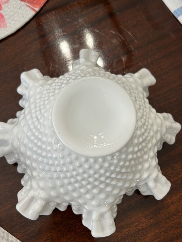 "Gran cuenco de clavos de vidrio de leche blanco Fenton de 11,5"" vintage con volantes prensado marcado" - Imagen 7 de 7