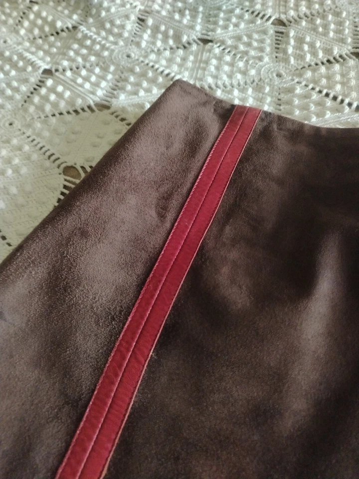 Falda midi vintage Moschino marrón oscuro de gamuza y cuero rojo a rayas Foto 3 de 4