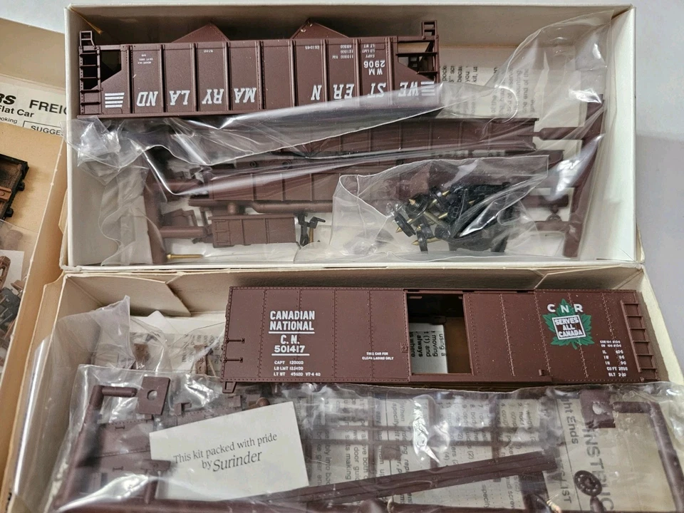 (4) Walthers HO CN 40' Steel Boxcar, Erie 42' Flat Car, WM 38' Wood Chip Car - Image 3 of 4