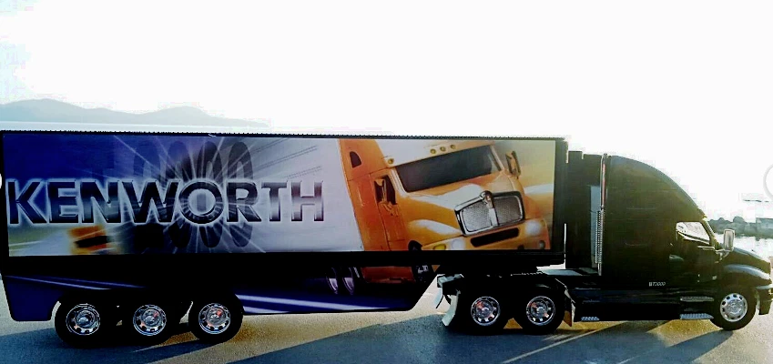 Camion KENWORTH LONG HAULER T2000 Collection 1:32. - Immagine 2 di 3