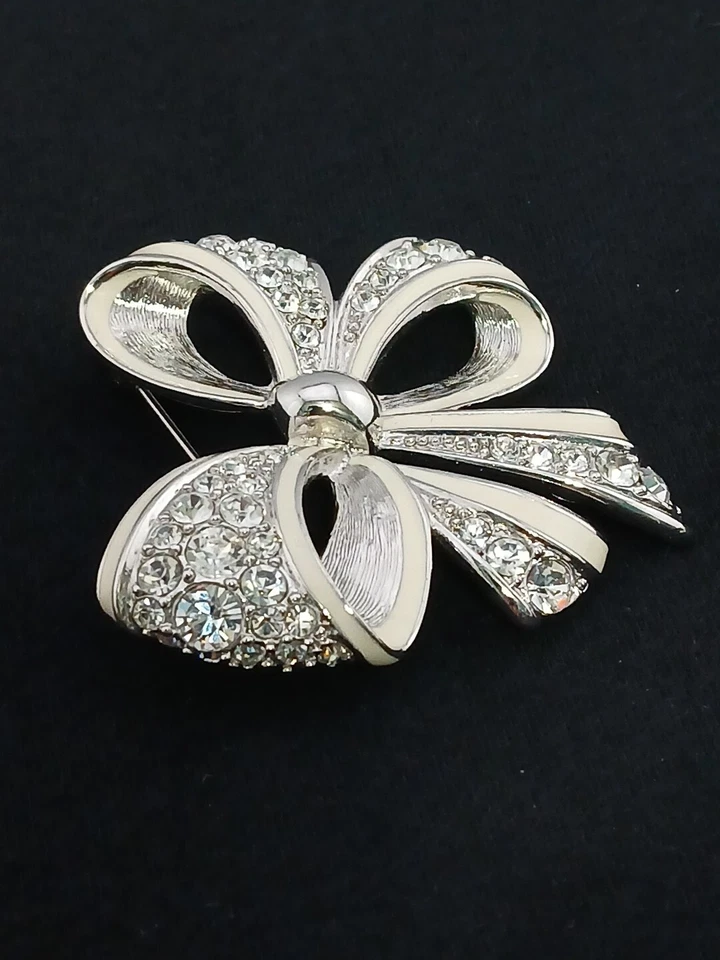 Broche diseño arco cristales esmalte tono plateado colección glamour NOLAN MILLER Foto 3 de 4