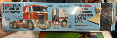 AMT 1/25 White-Freightliner SD/DD Truck Tractor 2 in 1 Kit 75 Years Edition MISB - Picture 5 of 5