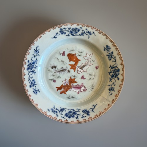 Antiker chinesischer Export Famille Rosenteller mit Goldfisch, Klammerreparatur um 1740