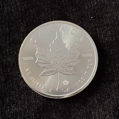 ONE OUNCE SILVER CANADIAN MAPLE LEAF COIN ---- 2015 --- 5 DOLLAR PIECE -- CAMEO?