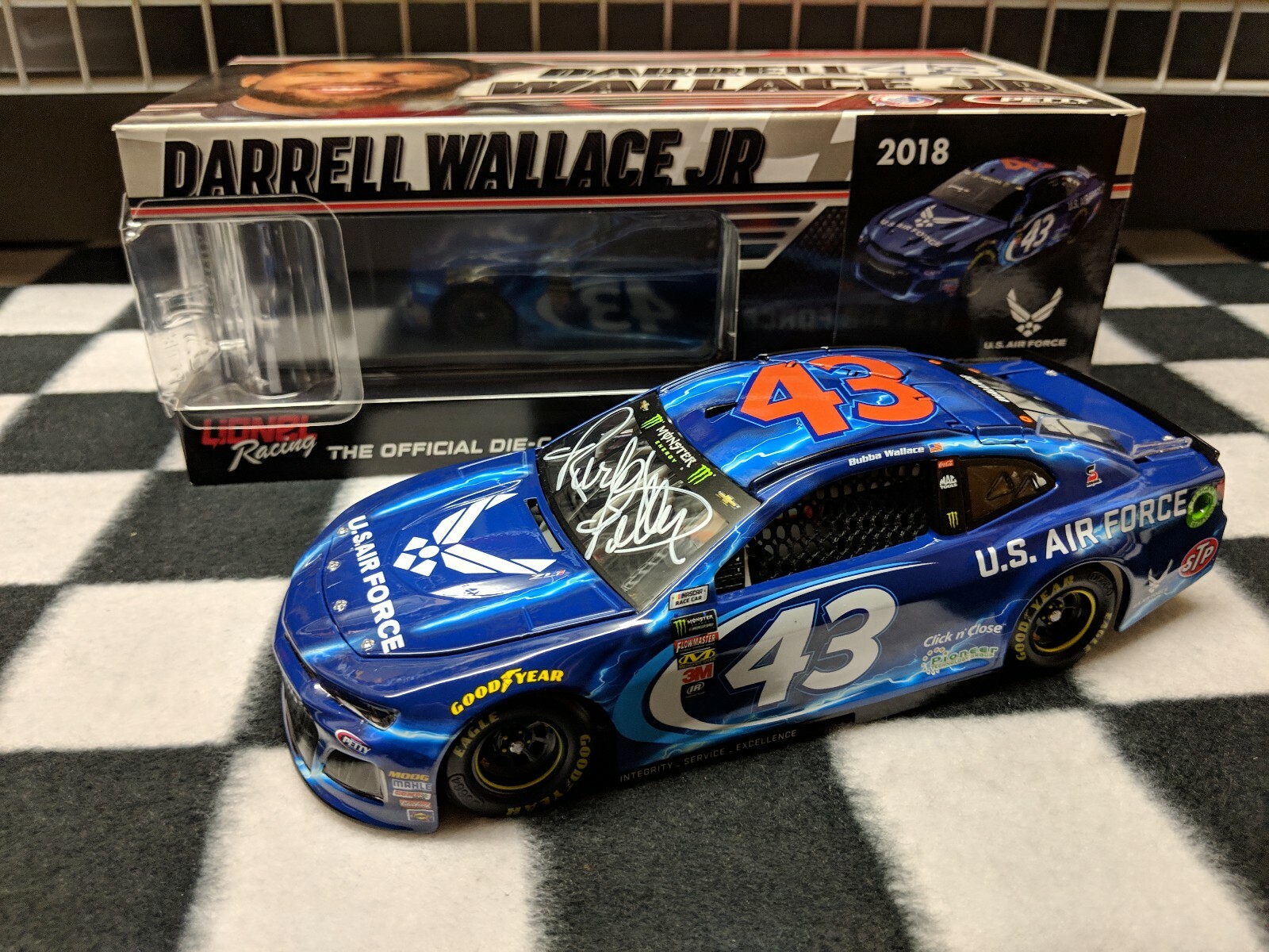 Darrell Bubba Wallace Jr 2018 Air Force 1 24 firmado por Richard Petty Darrell Bubba Wallace Jr 2018 Air Force 1 24 firmado por Richard Petty