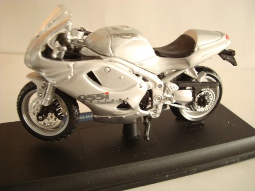 Triumph Daytona 955 I PLATA 1:18 MAISTO - Imagen 2 de 2