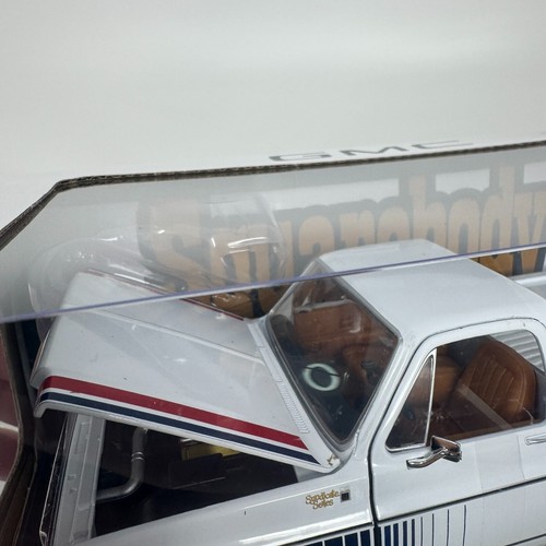 2024 M2 Machines Squarebody Syndicate 1976 GMC Sierra Grande 15 SS02 1:24 White - Picture 3 of 11