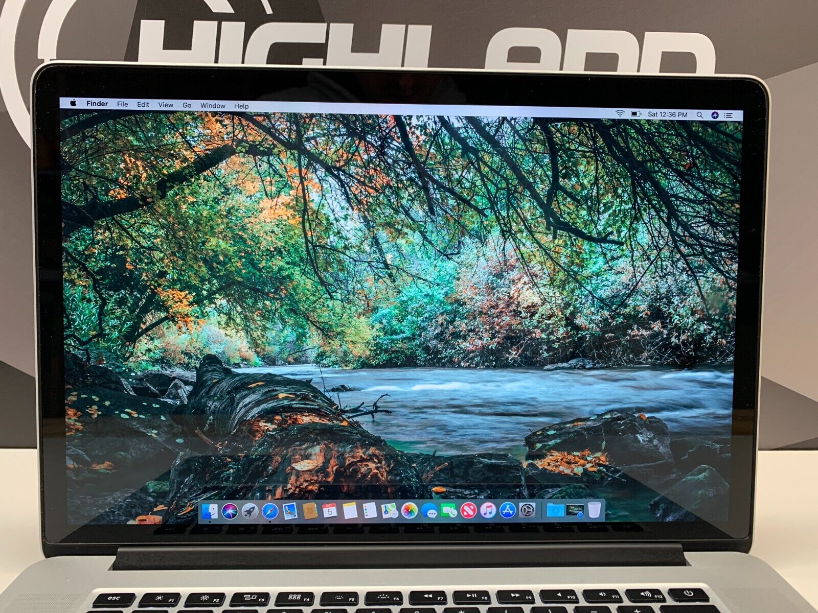 APPLE MACBOOK PRO 15" | GFX *HUGE 1TB SSD* 16GB QUAD CORE i7 4.0GHZ | RETINA - Picture 4 of 14