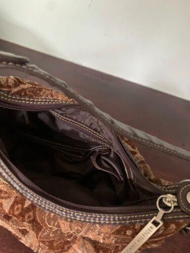 Tommy Hilfiger Mini-Schultertasche braun Paisley Geo-Print Schnalle Seiten Reißverschluss - Bild 3 von 3