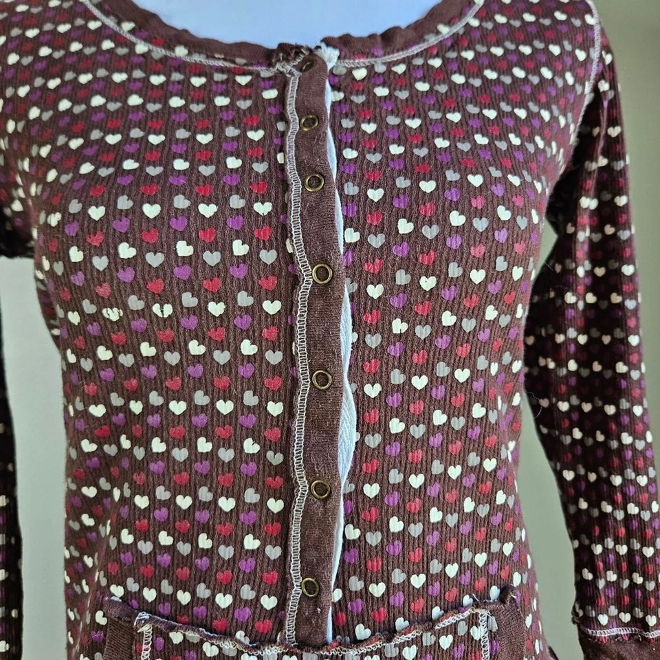 Energie Distressed Henley Mujer Grande Corazón Marrón Y2K 100% Algodón Bolsillo Acanalado Foto 3 de 4