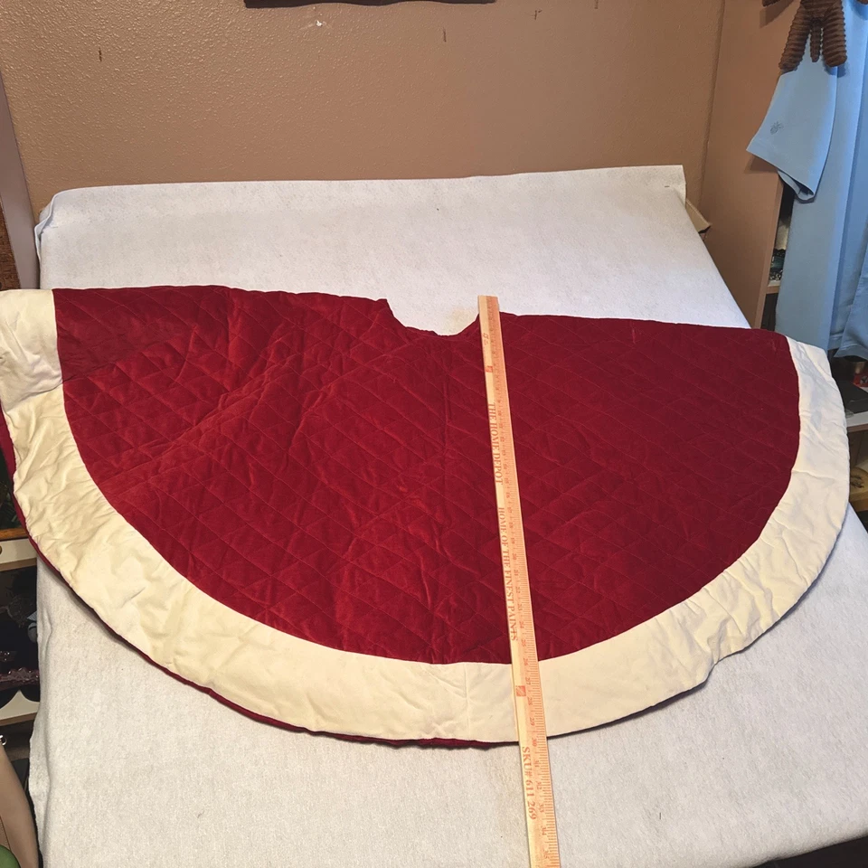 FALDA DE ÁRBOL DE NAVIDAD CLÁSICA DE TERCIOPELO GRANERO DE CERÁMICA 60" ROJA ACOLCHADA CON PUÑO MARFIL Foto 3 de 4