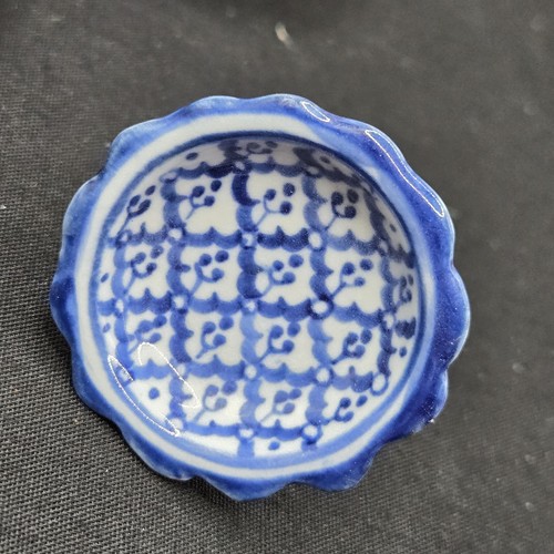 Kleine Miniatur 5 antike Sockel Anbiegeschalen Porzellan Thailand - blau & weiß - Bild 10 von 14