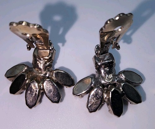 Vintage Weiss Blue Rhinestone Cluster Flower Clip On Earrings 60s 70s Style - Picture 6 of 7