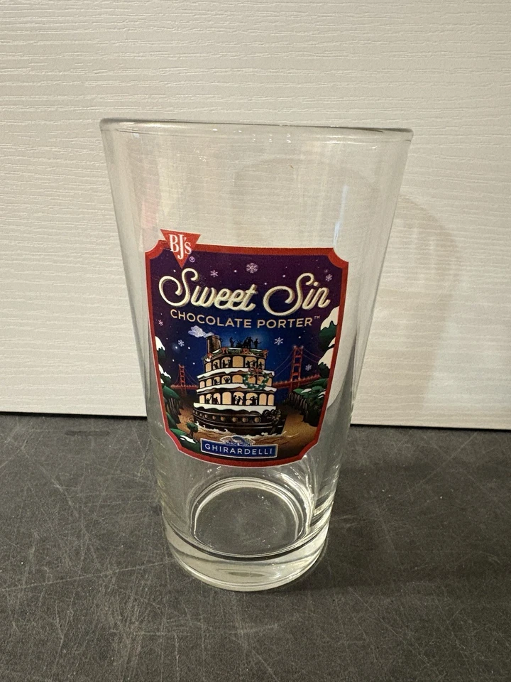 BJs Restaurant Brewhouse Sweet Sin Chocolate Porter & Hard Root Beer Pint Vaso Foto 3 de 4