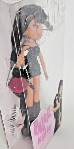 Muñeca de moda Bratz x Kylie Jenner Day con accesorios y póster - Imagen 4 de 7