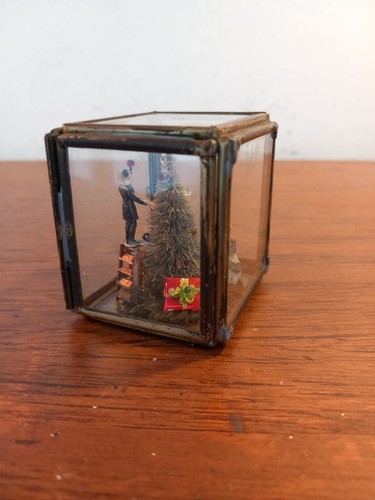 VICTORIAN MINIATURE CHRISTMAS SCENE IN GLASS BOX BY DOROTHY GAITHER - Picture 5 of 15