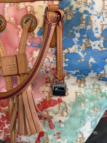 Dooney & Bourke Medium Drawstring Splatter Paint DB Signature Vacchetta Bag - Bild 2 von 6