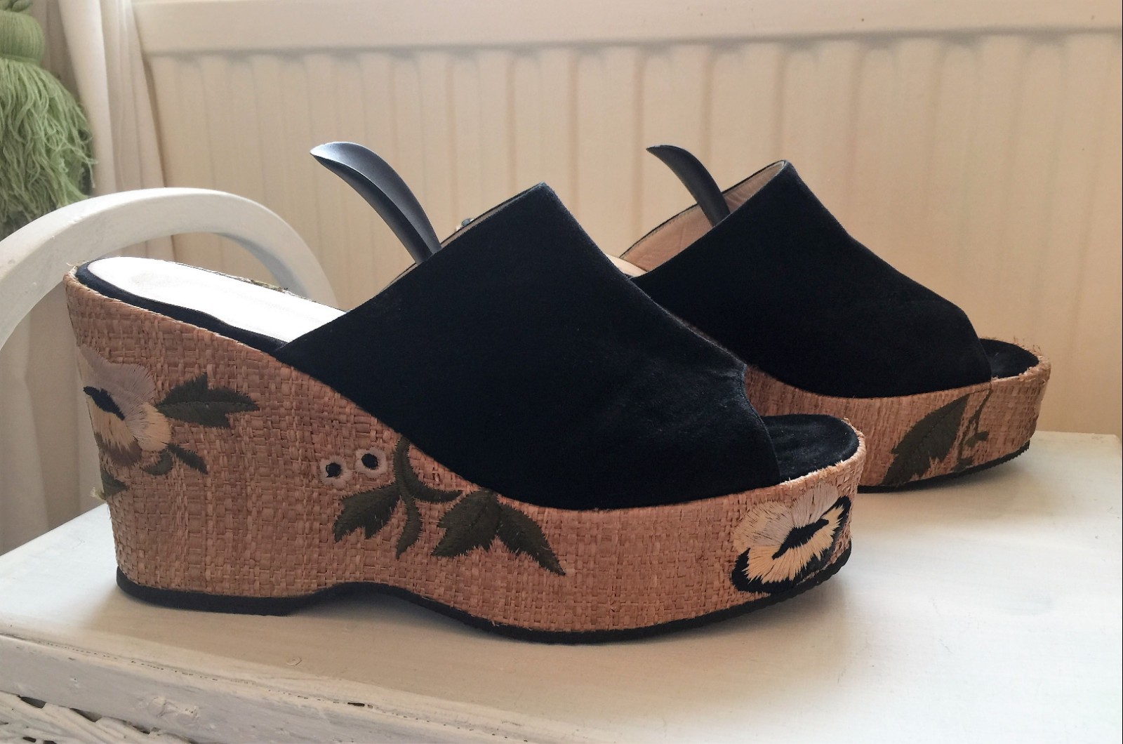 Russell & Bromley Cuñas-Floral Con Negro Gamuza-EU 40 UK 7-Impresionante Russell & Bromley Cuñas-Floral Con Negro Negro Negro Gamuza-EU 40 UK 7-Impresionante en promociones de estadios