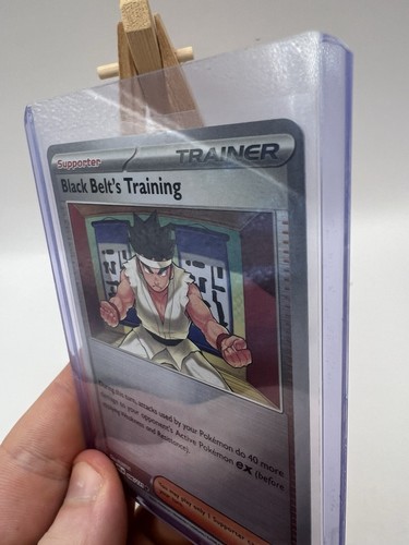 Black Belt’s Training 096/131 Pokeball Prismatic Evolutions Rev Holo - Afbeelding 6 van 15
