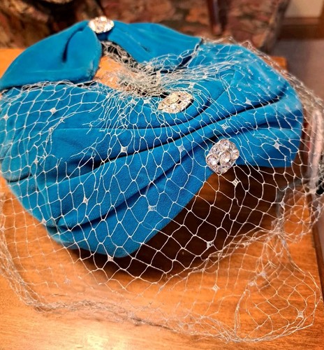 50er Jahre türkisfarbener Samthut mit Schleife, Schleier & Strass - Vintage Pillendose - Bild 5 von 12
