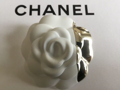 5cm große Chanel Kunststoff Camelia in weiß-gold, mit Nadel, als Brosche, neu - Bild 2 von 3