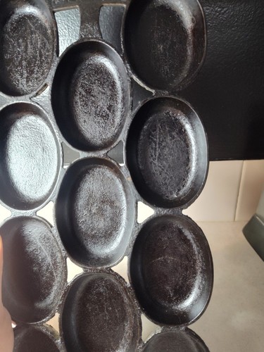 R & E Mfg Co ? Cast Iron No 8 Gem Muffin Pan Pat 1859 11 Slot Not Seasoned - Picture 3 of 8