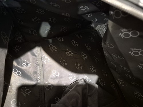 WALT DISNEY 100 YEARS LIMITED EDITION COLLECTABLE SILVER SHOULDER DUFFLE BAG - Foto 15 di 15