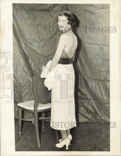 1936 Press Photo Mrs. Alfred Wagstaff models dress at fashion show in New York