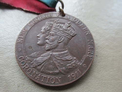 ANTIQUE VINTAGE KING GEORGE V CORONATION BRONZE MEDAL CHARM PENDANT BROOCH OLD - Picture 2 of 5